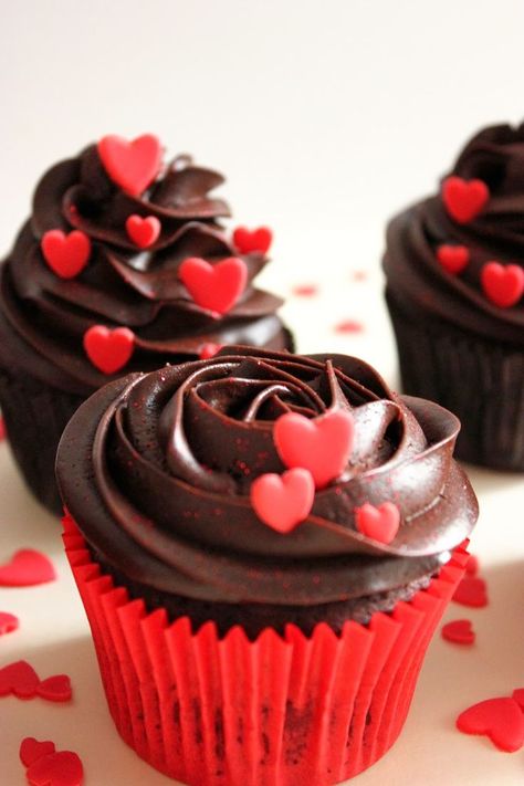 Unos deliciosos cupcakes de chocolate, adornados de mini corazones de fondant rojo, para sorprender a vuestro amor.       CUPCAKES DE CHOCO... Cupcakes Amor, Chocolate San Valentin, Valentines Baking, Cake Mini, Valentine Day Cupcakes, Torte Cupcake, Cupcakes Decorados, Valentine Desserts, Valentines Cupcakes