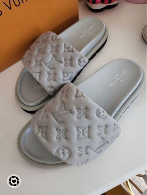 Luis Vuitton Shoe, Louis Vuitton Slides Women, Louis Vuitton Shoes Women, Dhgate Shoes, Lv Flip Flops, Louis Vuitton Flip Flops, 2024 Sneakers, Lv Slides, Louis Vuitton Slides