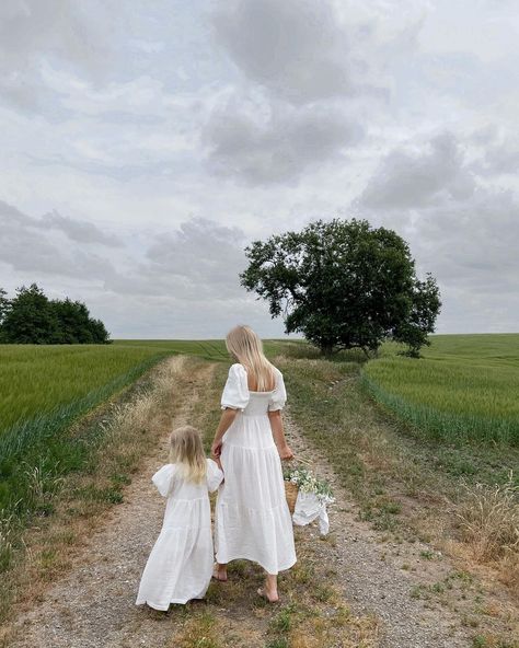 Farm Mom Aesthetic, Cottage Core Mom Aesthetic, Farmers Wife Aesthetic, Single Mum Aesthetic, Farm Wife Aesthetic, Southern Mom Aesthetic, Motherly Aesthetic, Mom And Daughter Aesthetic Faceless, Jenni Core