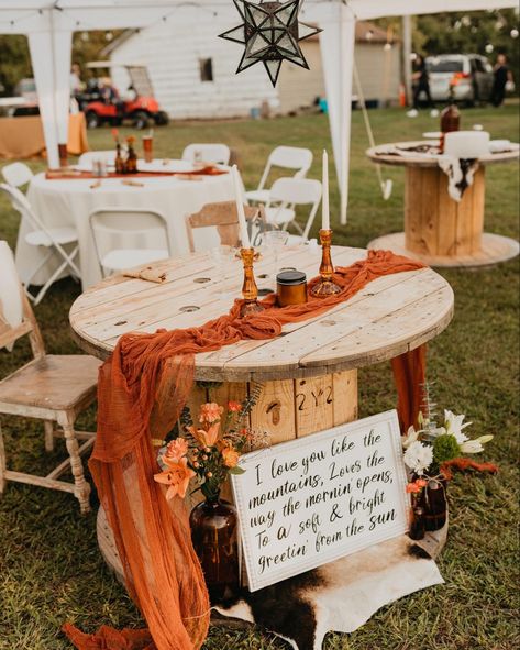 Small Backyard Country Wedding, Western Wedding Buffet, Fall Wedding Tent Ideas, Fall Western Wedding Reception, Cow Hide Rug Wedding Aisle, Western Halloween Wedding, Fall Wedding Cake Table Ideas, Western Wedding Altar, Fall Western Wedding Decor