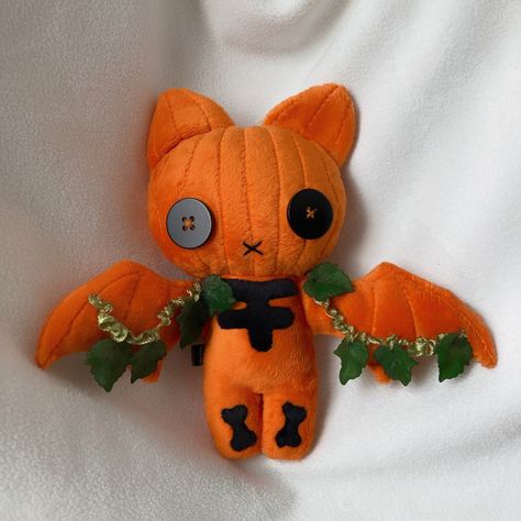 Bat Craft, Sun And Moon Drawings, Creation Art, Felt Halloween, Felt Brooch, Diy Pumpkin, Toy Brand, Handmade Teddy, Plush Pattern