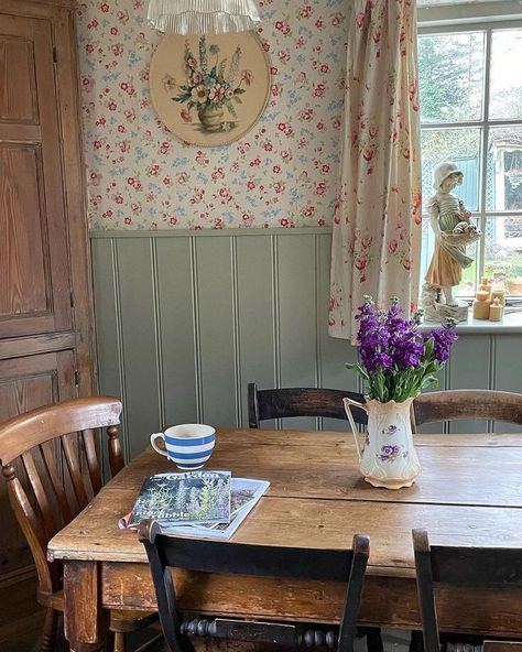 What a perfect vintage dining nook to start the day♥️🌷Source: Pinterest ••• #vintageinteriors #vintagehome #diningroomdecor #vintagewallpaper #cottagecoreaesthetic #cottagecoreinterior #cottagecoredecor #farmhouse #vintagefarmhousestyle #vintagefarmhouse #vintagediningroom Decoration Ideas Kitchen, Kitchen Decoration Ideas, Country Cottage Living, Kitchen Remodeling Ideas, Cottagecore Living, Whimsical Kitchen, Cottagecore Home, Kitchen Makeovers, Whimsical Home