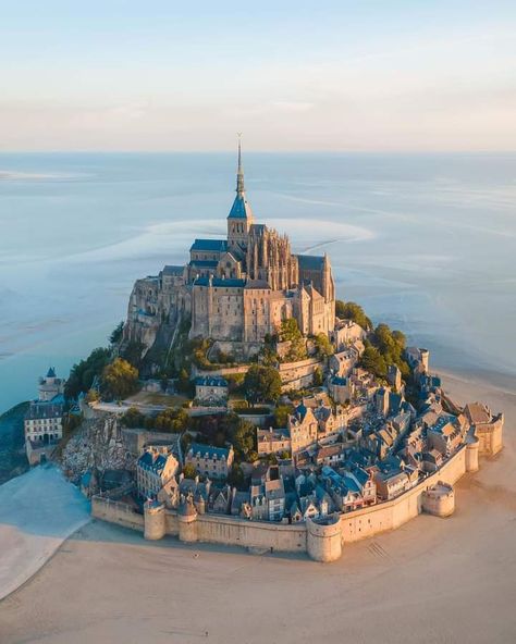 Mt St Michel, Heritage Architecture, Beautiful Environment, Castle Mansion, Normandy France, Amazing Buildings, Fantasy Castle, Beautiful Castles, A Castle