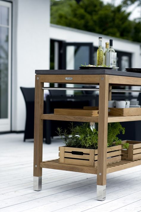 Skagerak avlastningsbord - ovanligt snyggt till uteköket Outdoor Serving Table, Shish Kebabs, Gold Bar Cart, Trendy Bar, Outdoor Living Rooms, High Road, Spring Onions, Serving Table, Casa Exterior