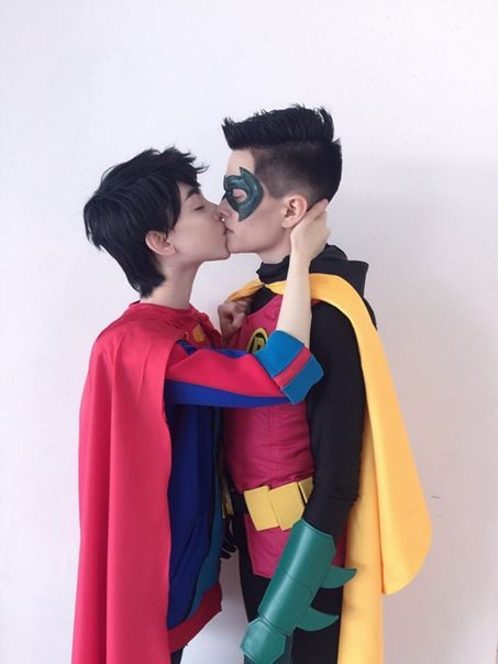 #JonDami #DamiJon #Cosplay #Halloween Superboy And Robin, Ideas De Outfits, Cosplay Halloween, Dc Universe, Puppets, Marvel Dc, Dc Comics, Universe, Marvel