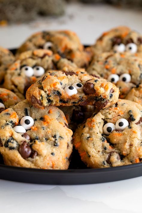 Cute Halloween Cookies, Halloween Chocolate Chip Cookies, Halloween Bakes, Easy Halloween Cookies Recipes, Halloween Mad, New York Cookies, Witch Brooms, Easy Halloween Cookies, Halloween Deserts