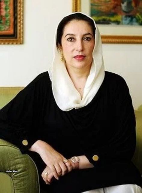 Benazir Bhutto Fashion, Benazir Bhutto Pics, Benazir Bhutto, 90s Beauty, History Pics, Pakistani Culture, Bridal Jewellery Inspiration, Heavy Dresses, History People