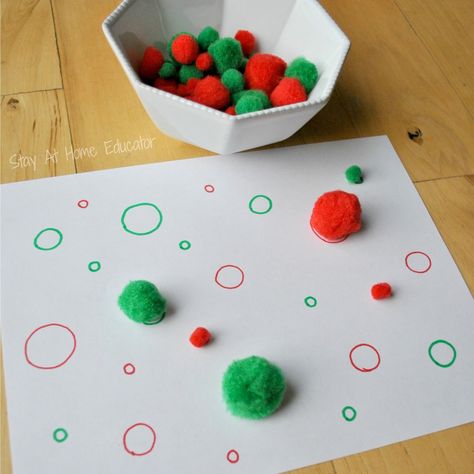 Sort and matching pom poms to teach measurement to preschoolers - Stay At Home Educator Preschool Measurement, Preschool Math Centers, Christmas Activities For Toddlers, Size Sorting, Preschool Christmas Activities, Cognitive Activities, December Activities, Homeschool Preschool Activities, Measurement Activities