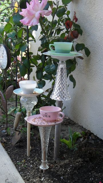 Yard Art. Whimsical bird feeders from odd, leftover cups, saucers, vases. from CraftGossip.com Tea Cup Bird Feeder, Deco Champetre, Garden Totems, Outdoor Crafts, Glass Garden Art, Diy Birds, Have Inspiration, Crystal Glassware, Deco Floral