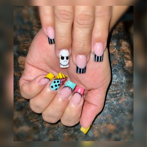 Jack and Sally Halloween Nails Acrylic Nails Nightmare Before Christmas, Cute Halloween Nails Jack Skellington, Jack And Sally Acrylic Nails, Nail Art Designs Nightmare Before Christmas, Cute Disney Nails Acrylic Simple, Cute Acrylic Nails For Halloween, Halloween Matching Couple Nails, Nightmare Before Christmas Short Nail Designs, Halloween Nail Designs Jack Skellington