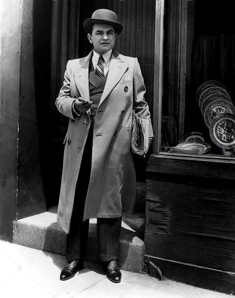 Home / Twitter Bogie And Bacall, Edward G Robinson, Gangster Films, Moving To Chicago, Classic Closet, Gif Images, Vintage Mens Fashion, Suit Designs, Suit Fashion