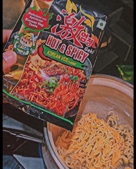 #food #ramen Ramen Snap, Veg Ramen, Ramen Packet, Ramen Aesthetic, Korean Ramen, Food Ramen, Spicy Korean, Moon Photos, Food Therapy