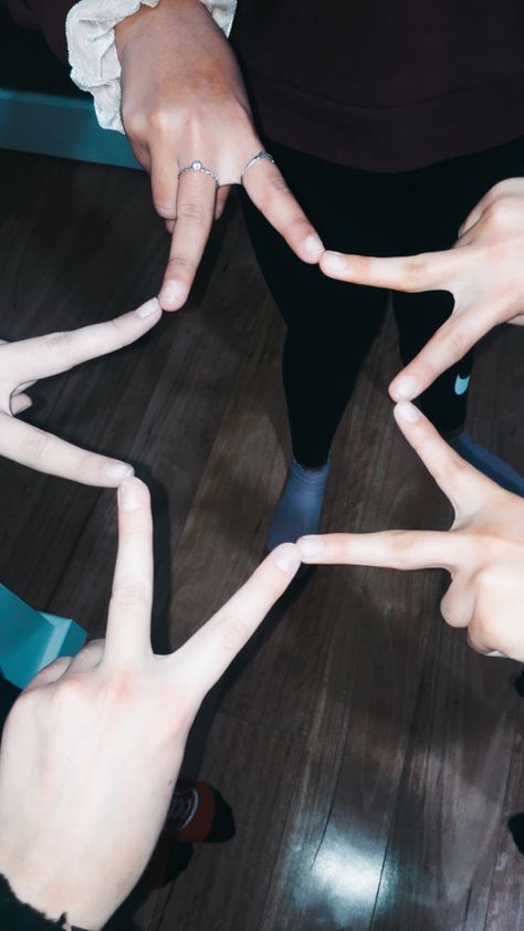 Finger Star Friends, Star Fingers Friends, Hand Poses With Friends, Basketball Preppy, Besties Ideas, Bff Things, Photography Assignments, Bff Poses, Ballet Poses