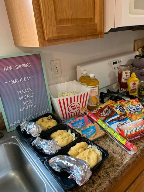 Food Movie Night, Family Movie Night Ideas, Family Movie Night Snacks, Food Movie, Diy Movie Night, Disney Movie Night Dinner, Movie Night Ideas, Movie Night At Home, Movie Night Dinner