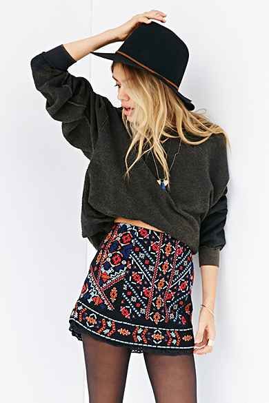 Ecote Nattie Embroidered Mini Skirt Urban Outfitters Style, Mini Skirt Outfit, Boho Mode, Urban Outfitters Skirt, Hippie Look, Mode Boho, Skirt Denim, Miniskirt Outfits, Skirt Outfit