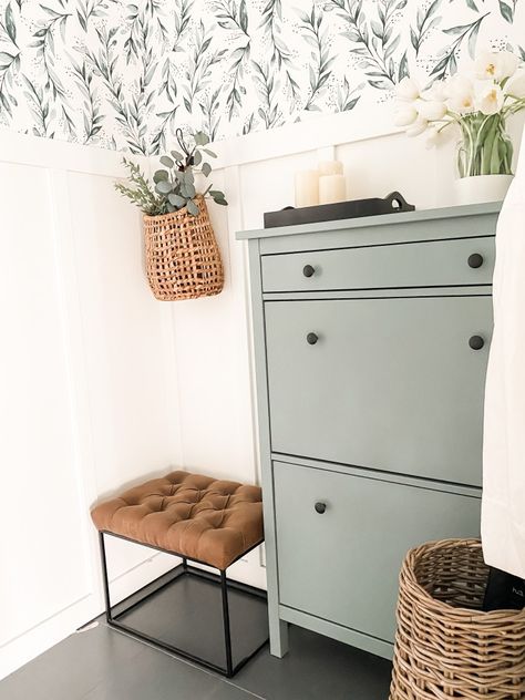 Ikea Hemnes Shoe Cabinet, Small Foyer, Small Entryways, Home Design Diy, Ikea Furniture Hacks, Ikea Hemnes, Entryway Ideas, Small Entryway, Home Entrance Decor