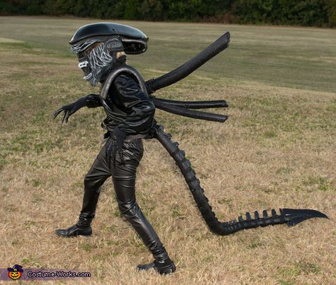 DIY Xenomorph Alien Costume - Halloween Costume Contest Alien Movie Costume, Diy Alien Costume, Xenomorph Costume, Vampire Costume Diy, Alien Halloween Costume, Giger Alien, Quick Halloween Costumes, Alien Halloween, Alien Costume