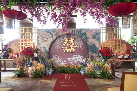 Crazy Rich Asians Party Theme, Chinese Wedding Backdrop, Mulan Wedding, Asian Party Decorations, 2023 Themes, Sangjit Decoration, Ampersand Tattoo, Chinese Engagement, Tea Ceremony Wedding