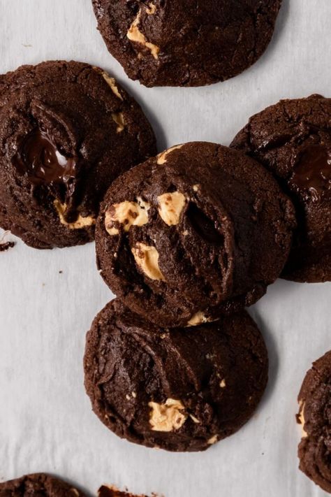 Tahini Sweet Recipes, Chocolate Tahini Cookies, Tahini Cookie, Winter Baking Recipes, Cafe Cakes, Chocolate Tahini, Chocolate Chai, Tahini Cookies, Spiced Chocolate