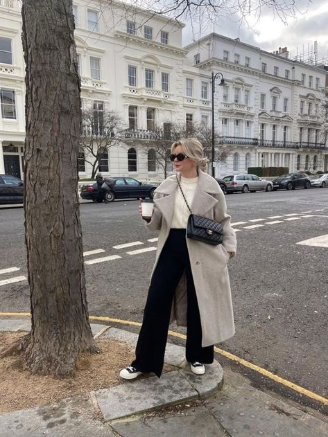 Nyc Honeymoon, Trousers Outfit Winter, Beige Coat Outfit, Coat Outfits For Women, White Coat Outfit, Wool Coat Outfit, Wide Leg Trousers Outfit, Black Coat Outfit, Mantel Outfit