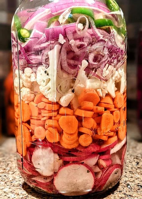 Fermented Escabeche (Mexican pickled veggies) Escabeche Recipe, Diy Extracts, Refrigerator Pickles Dill, Fermenting Weights, Fermenting Jars, Fermented Pickles, Pickled Veggies, Pickled Vegetables, Trim Healthy Mama