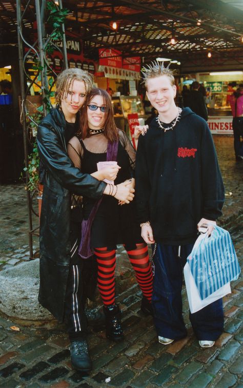 Camden Market crew in the 90s 90s Mall Goth Aesthetic, Mallgoth Outfits, Mall Goth Fashion, Mall Goth Outfits, Mall Goth Aesthetic, 90s Mall Goth, Village Witch, 2000s Mall Goth, Skater Fits