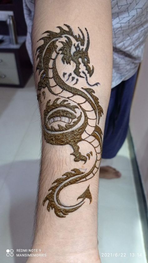 Cute Mehandi Tatoos, Dragon Henna Tattoo Hand, Dragon Mehndi Designs, Trippy Henna Designs, Mehandi Tatoos Tattoo Ideas, Henna Designs Dragon, Dragon Mehndi, Henna Tattoo Designs Dragon, Dragon Tattoo Designs Simple