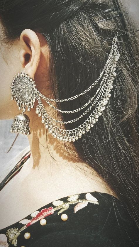 Jhumka With Ear Chain Hairstyle, Jhumkey Aesthetic, Jhumka Designs, Wedding Jewelry Sets Bridal Jewellery, Indian Accessories, Indian Bridal Jewelry Sets, Edgy Jewelry, Pretty Jewelry Necklaces, Bridal Jewellery Design