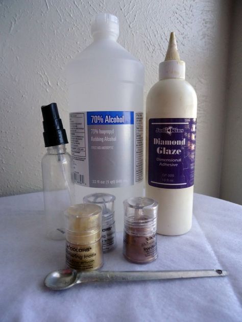 What you need to make your own glimmer mist. Diy Ink, Diy Beauty Products, Shimmer Spray, Alcohol Ink Glass, Alcohol Ink Crafts, Homemade Art, Ink Crafts, Glitter Spray, Card Making Tips