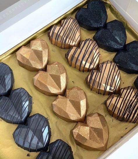 Black And Gold Cakesicles, Heart Cakesicles, Chocolate Business Ideas, Dessert Shooters Recipes, No Bake Cake Pops, Donut Decorating Ideas, Blue Velvet Cakes, Cake Design For Men, Geometric Cake