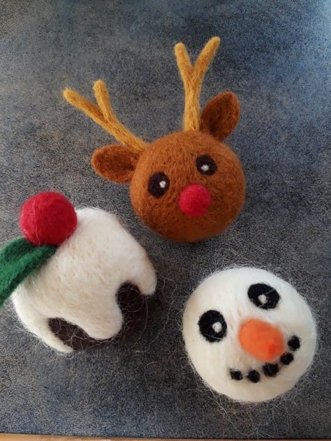 Needle Felting Ideas Christmas, Easy Needle Felting Projects Christmas, Needlefelt Christmas Decorations, Needle Felted Christmas Balls, Needle Felt Christmas Decorations, Needle Felting Christmas Ornaments, Needle Felt Christmas Ornaments, Needlefelting Christmas, Christmas Needle Felting Ideas