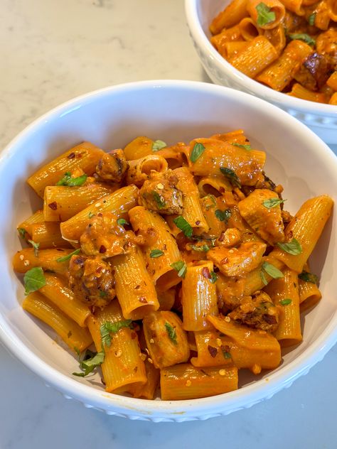 Spicy Chicken Vodka Pasta Vodka Pasta With Chicken, Chicken Vodka Pasta, Pasta Gigi Hadid, Spicy Vodka Pasta, Creamy Vodka Sauce, Cottage Cheese Breakfast, Chicken Katsu Curry, Butternut Squash Sauce, Steak Pasta