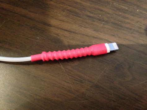 Keep cords from breaking and fraying: heat shrink tube and metal spring from a pen. Apple Charger Cord, Iphone Cord, Iphone Charger Cord, Smartphone Hacks, Apple Charger, Cable Protector, Charger Cord, Phone Hacks, Iphone Hacks