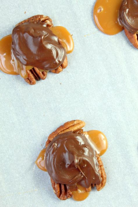 Chocolate Pecan Turtle Clusters, Pecan Turtle Clusters, Pecan Turtles Recipe, Turtle Clusters, Pecan Turtles, Caramel Ingredients, Easy Candy Recipes, Salted Caramel Cookies, Chocolate Candy Recipes