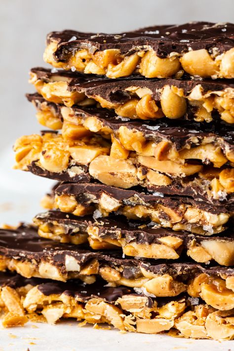 Date Chocolate Bark, Date Bark, Chocolate Bark Ideas, Dessert Bark, Chocolate Dates, Healthy Bakes, Quick And Easy Sweet Treats, Lazy Cat Kitchen, Snickers Chocolate