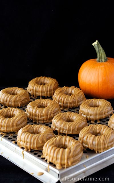 Baked Buttermilk Pumpkin Donuts w/ Brown Butter-Maple Glaze - thecafesucrefarine.com Pumpkin Buttermilk, Grocery Games, Pumpkin Foods, Autumn Baking, Doughnut Pan, Baked Doughnuts, Pumpkin Desserts, Filled Donuts, Baking Desserts