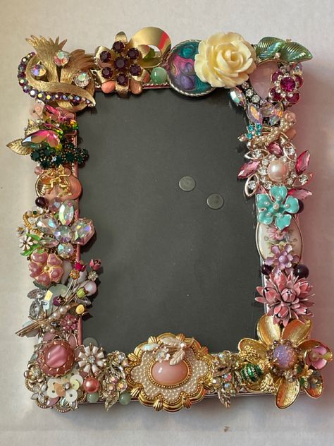 Upcycle Picture Frames Ideas, Decorated Photo Frames, Junk Mirror, Decorating Mirrors, Orchid Wallpaper, Mirror Collage, Jeweled Picture Frame, Jeweled Picture, Old Jewelry Crafts