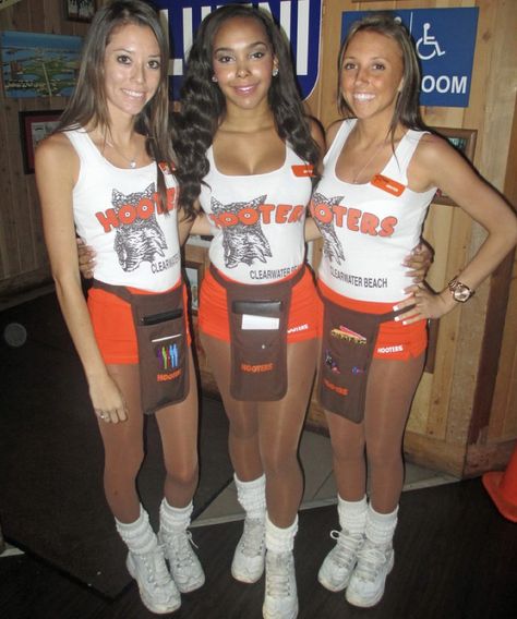 Hooters Girl Costume, Hooters Outfit, Hooters Costume, Easy Costumes To Make, Great Costume Ideas, Girls Fancy Dress, Easy Costume, Beer Girl, Girl Apron