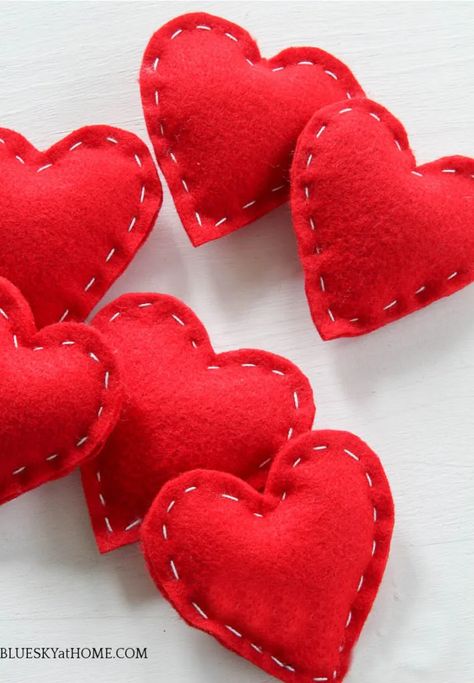 Felt Hearts Diy, Felt Hearts Crafts, Pom Crafts, Valentine Garland, Valentine's Day Crafts For Kids, Diy Valentines Decorations, Valentines Decorations, Valentine Projects, Valentines Day Greetings