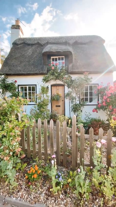 White Cottage Exterior, Story Book House, New England Cottage, British Cottage, English Houses, Cottage Exteriors, Small Cottages, Fairytale Cottage, Cottage Farmhouse