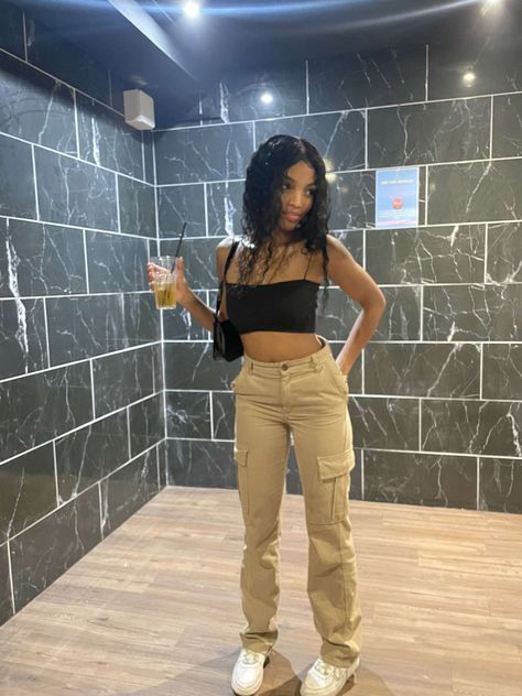 Cargos Crop Top Outfit, Black Top With Cargo Pants, Cargo Pants Outfit Clubbing, Cargo Astetic, Cargo Pants Insta Pic, Cargo Fits Girl, Cargo Pants Outfit With Air Force 1, Cargo Pants Outfit Women Streetwear, Cargo Pants Outfit Club