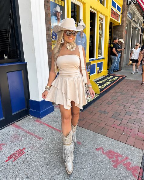 STOP SCROLLING 🛑 everyone’s favorite dress is BACK IN STOCK - it’s the perfect summer dress and comes in multiple colors! I ordered the tan and white - can’t wait to style the white with shell colorful jewelry for summer! Comment FRINGE below and I’ll dm you the links to shop my look and others from #Nashville! That’s it for this trip 🤠 looking forward to styling more Nashville/concert looks on my stories! Ps. If you’re in Nash, ya gotta go to @robertswesternworld for the Recession Special -... Summer Vegas Outfit, Outfit Vaquero, Classy Country, Jewelry For Summer, Vegas Outfits, Country Vibes, Stop Scrolling, Nashville Trip, Vegas Outfit