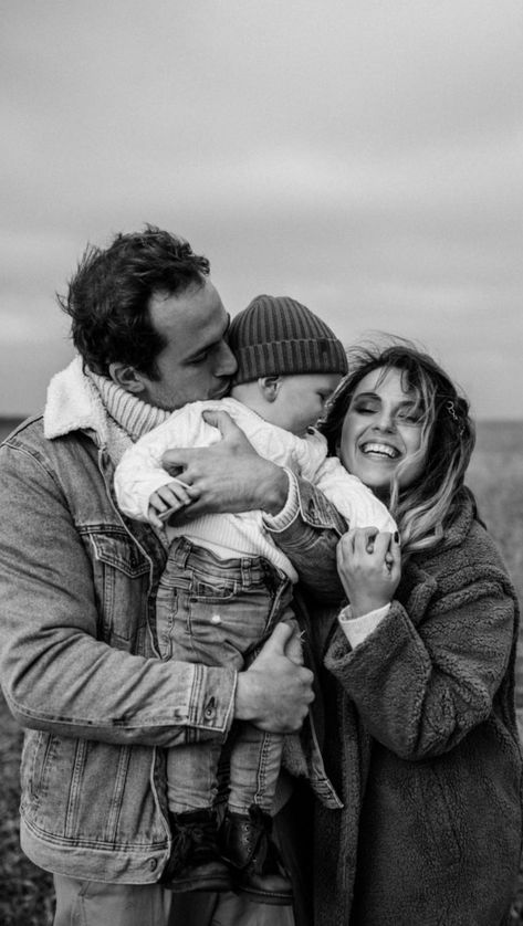 Family Session Poses, Candid Family Photography, Large Family Photos, Winter Family Photos, Documentary Family Photography, Family Photos With Baby, Family Photoshoot Poses, Family Nature, Outdoor Family Photos