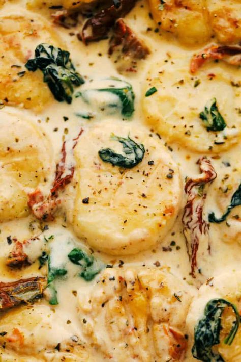 Scallops And Spinach Recipe, Tuscan Scallops, Sauce For Scallops, Sun Dried Tomatoes And Spinach, Garlic Scallops, Scallop Pasta, Sundried Tomato Pasta, Tuscan Garlic Chicken, How To Cook Scallops