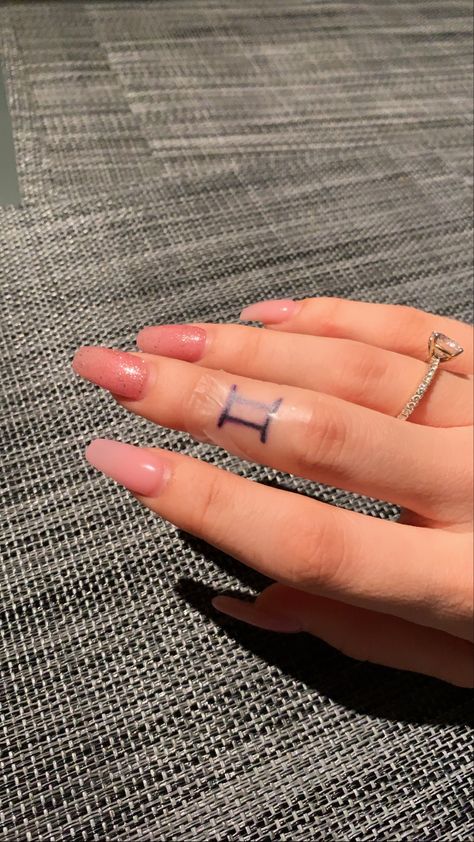 Women Hand Tattoos, Gemini Tattoo Designs, Small Tattoos For Women, Twin Tattoos, Unique Small Tattoo, Finger Tattoo For Women, Gemini Tattoo, Hand Tattoos For Women, Pretty Tattoos For Women