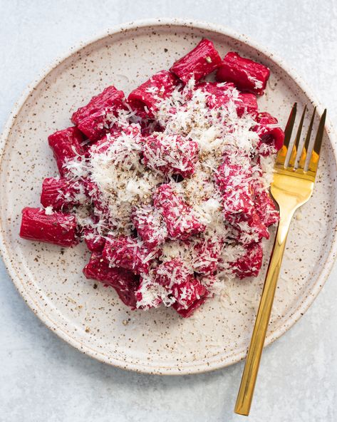 Beet-Pink Macaroni & Cheese - Justine Snacks Justine Snacks, Justine Doiron, Beet Pasta, Spaghetti Squash Recipes Healthy, Easy Weekday Meals, Macaroni N Cheese Recipe, Creamy Parmesan, Super Foods, Perfect Pasta