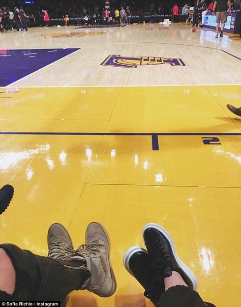 Fancy night ot: The star enjoyed courtside seats for the Lakers game with friends while dressed in a designer sweater and sneakers Nba Courtside Aesthetic, Courtside Basketball Aesthetic, Courtside Nba Game, Courtside Aesthetic, Basketball Courtside, Courtside Basketball, Sophia Richie And Elliot Grainge, Elliot Grainge And Sofia Richie, Courtside Seats Nba