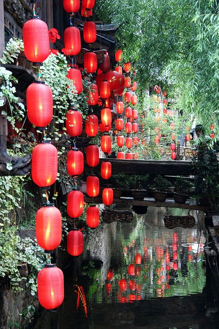 See the traditional red lanterns hanging in Old Town, Lijiang, Yunnan, China. Lanterns Hanging, Red Lanterns, Modern Resume Design, Yunnan China, Lijiang, Deco Nature, Anja Rubik, Chinese Garden, Red Lantern