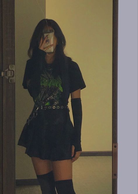 Skirts Grunge Outfit, Alternative Outfits Skirts, Egirl Astethic, Egirl Skirt Outfits Ideas, Goth Fits Summer, Aesthetic Skirt Outfit Grunge, Cute Edgy Outfits Grunge, Egirl Skirt Outfit, Egirl Style Outfits