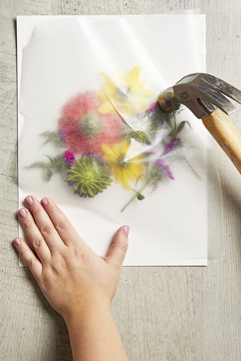 Pounded Flowers, Fleurs Diy, Pressed Flower Art, Crafts Hacks, Nature Crafts, Diy Crafts To Sell, Flower Crafts, Creative Crafts, Pressed Flowers